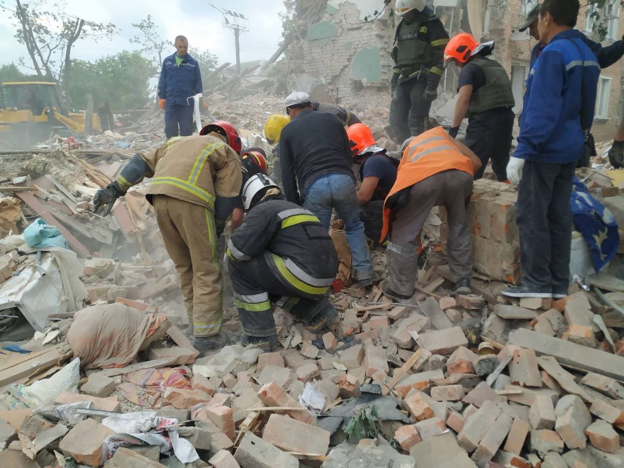 Рятувальники розбирають завали двоповерхівки в Чугуєві