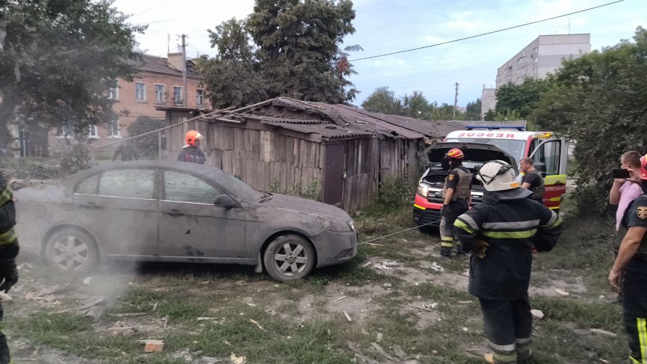 Рятувальники дістають людей з-під завалів у Чугуєві