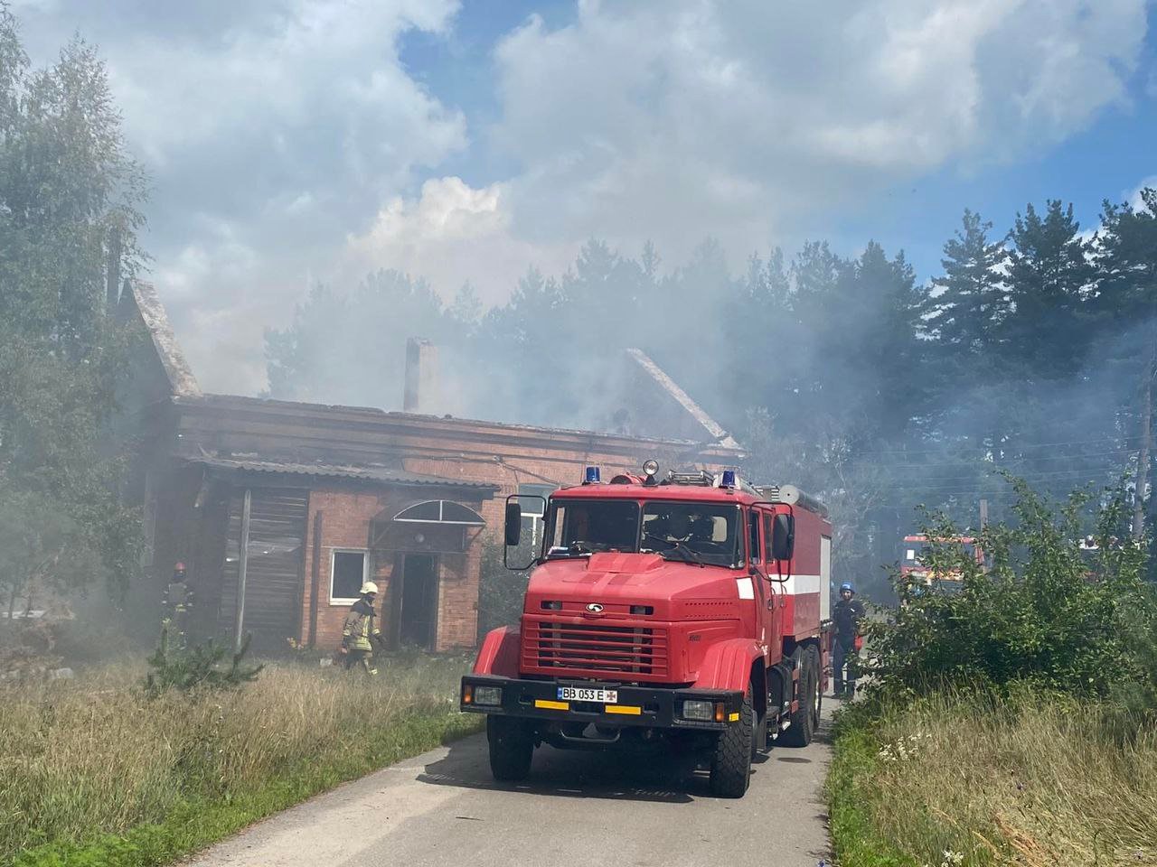 Російські окупанти обстріляли Циркуни: спалахнула пожежа в лікувальному закладі (фото)
