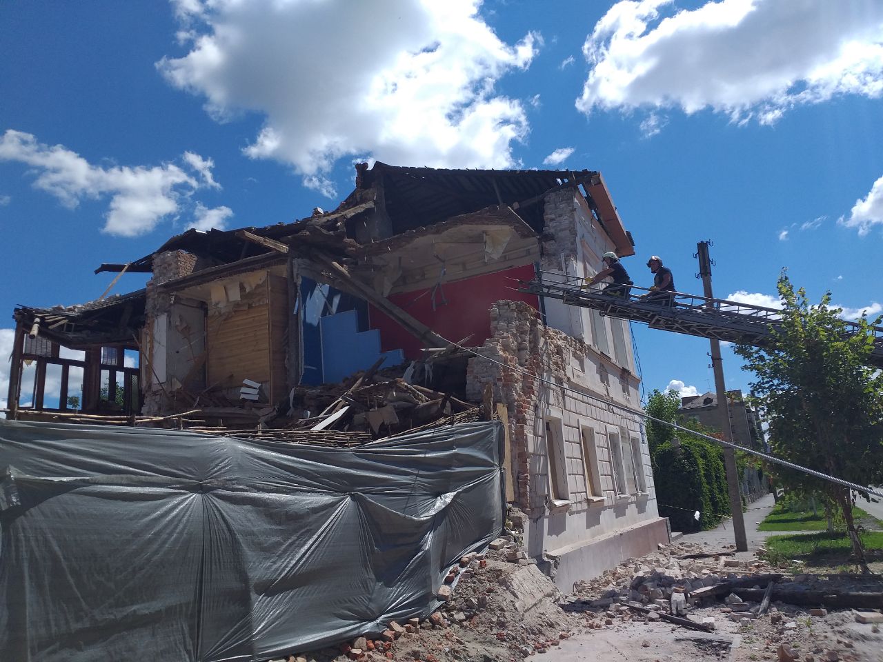Рятувальники розбирають завали зруйнованого будинку в Харкові