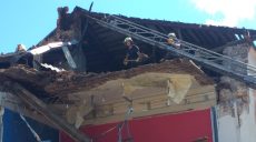 У Харкові розбирають завали старовинного будинку, зруйнованого обстрілом (фоторепортаж)