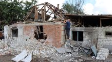 Нічний обстріл Дергачів: приватні будинки зруйновані, троє людей у лікарні (фоторепортаж)