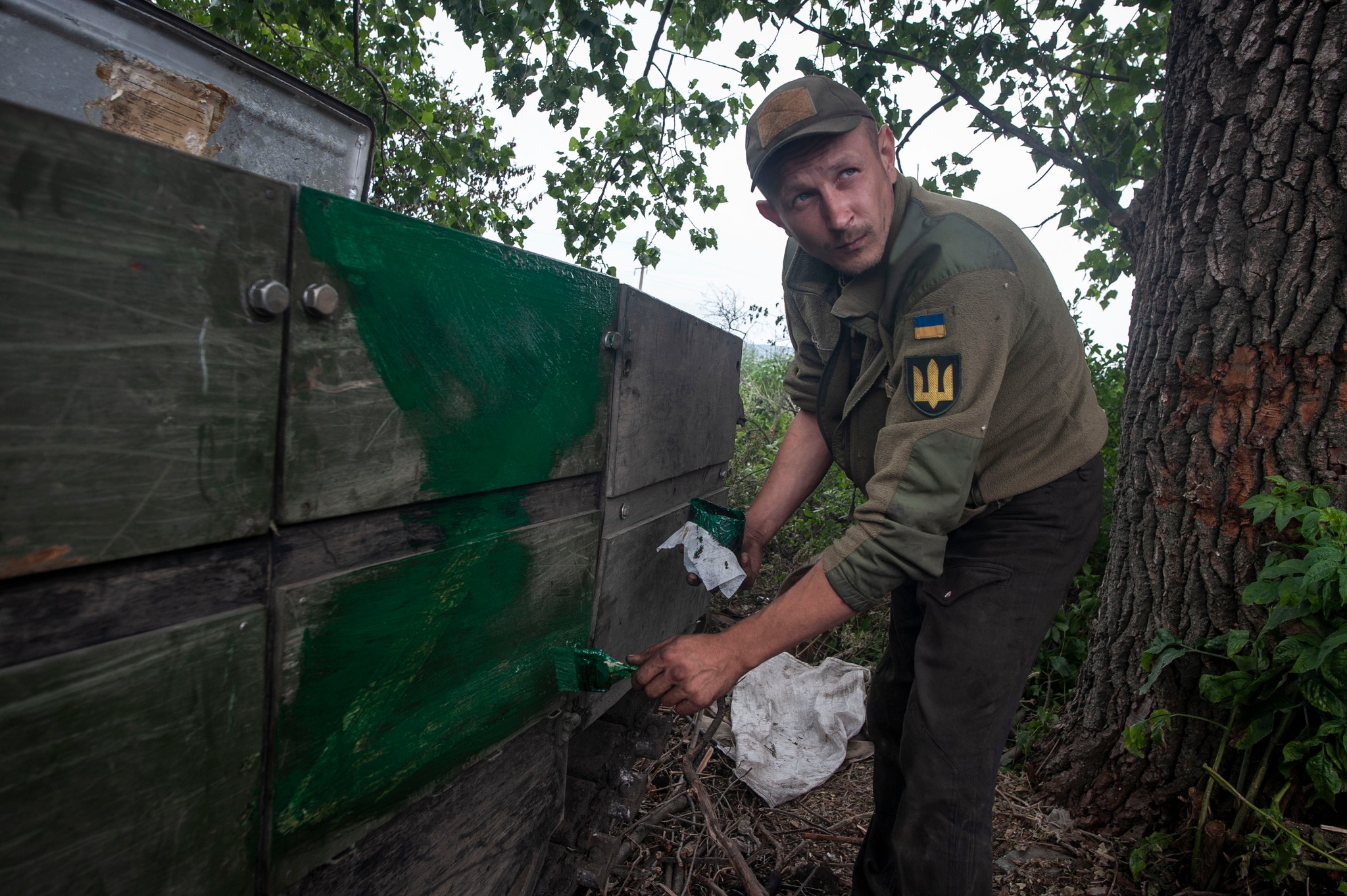 Український танкіст замальовує російську Z на трофейному танку