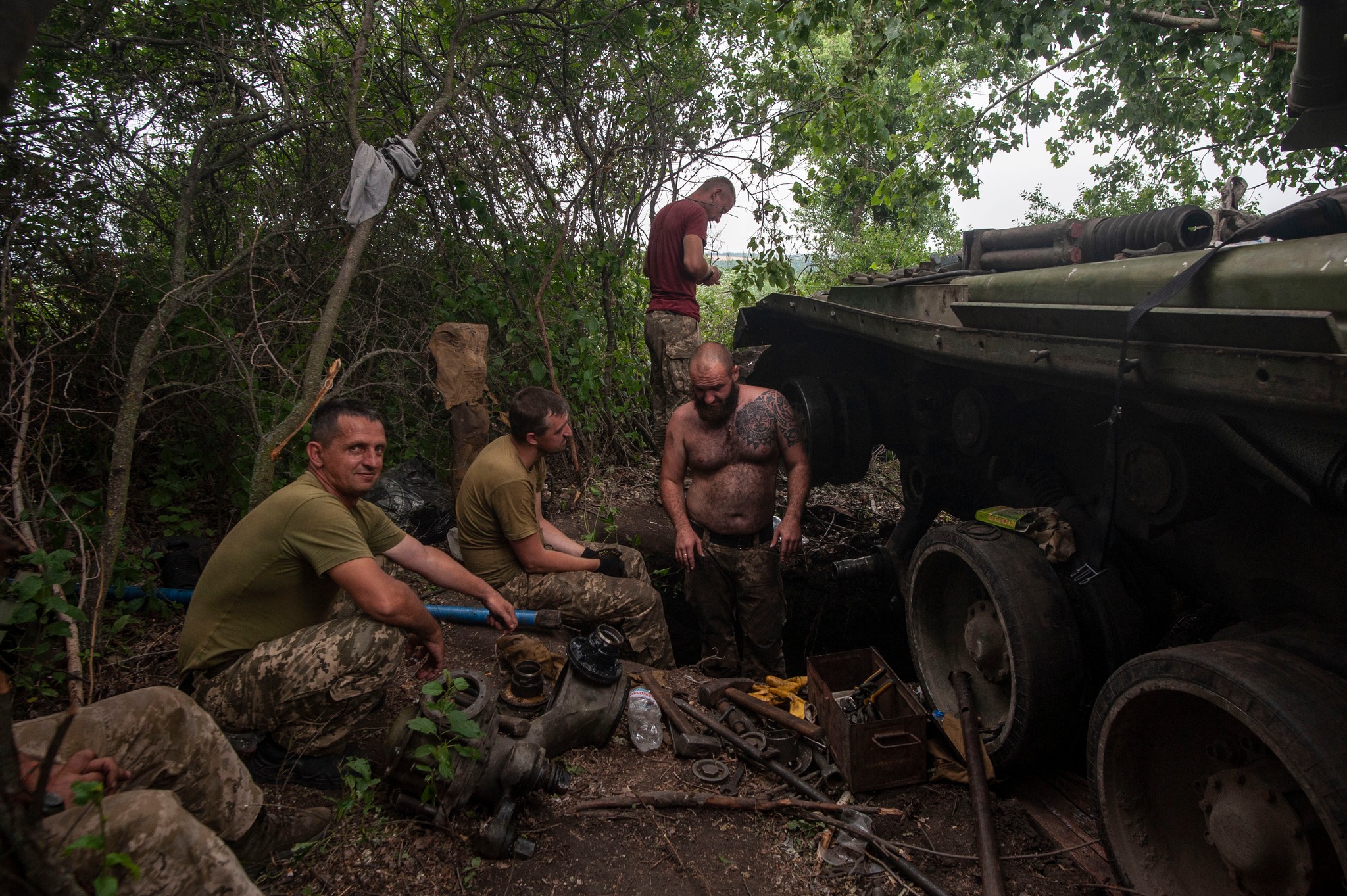 Українські танкісти лагодять трофейний російський танк