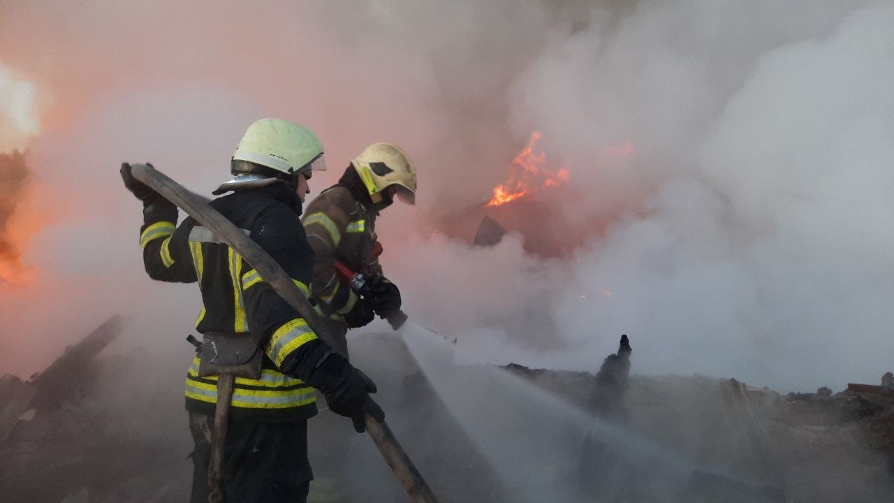 100 спасателей тушат пожар после ракетного обстрела Харькова (фото)