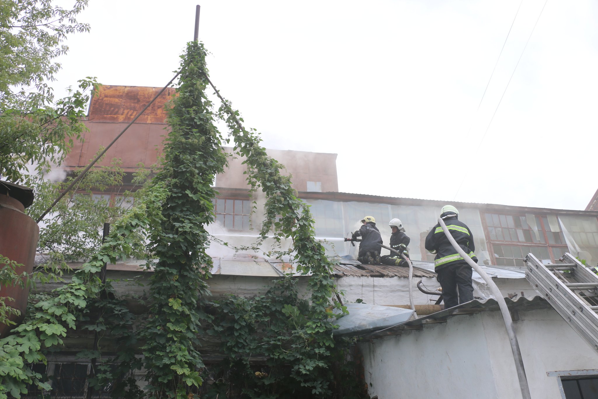 Спасатели тушат пожар в цеху предприятия в Харькове