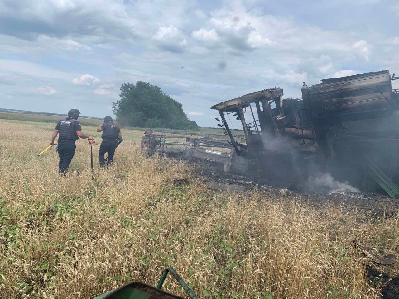 Взорванный комбайн на поле под Харьковом 30 июля