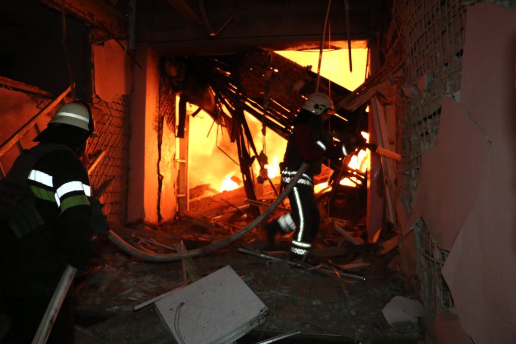 В Харькове закончили тушить пожар в училище, с которым боролись с ночи (фото, видео)