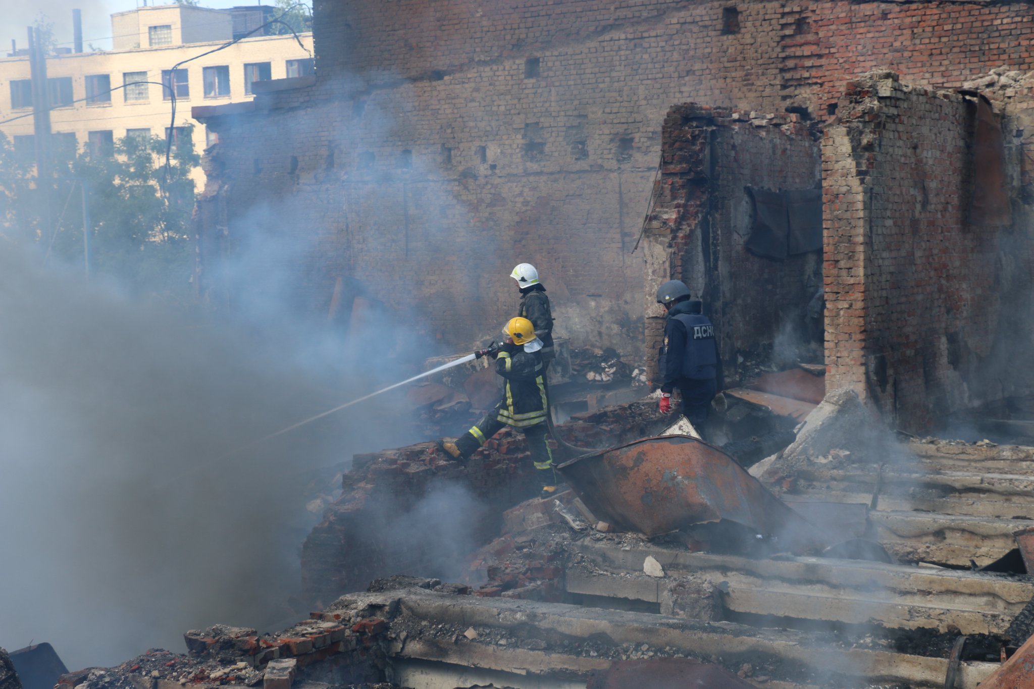 Спасатели тушат пожар в училище в Харькове 30 июля