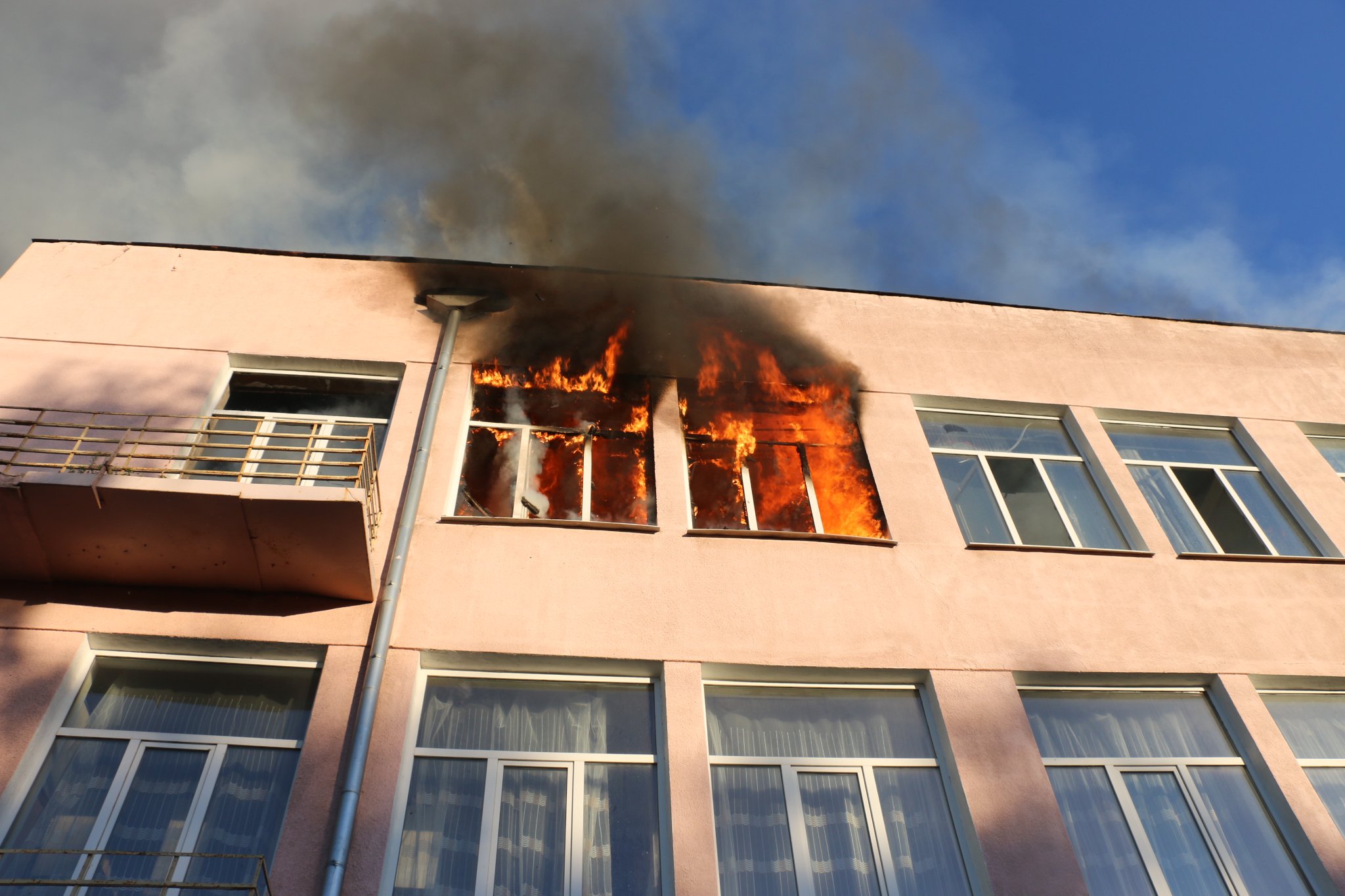 Горит училище в Слободском районе Харькова после российского обстрела