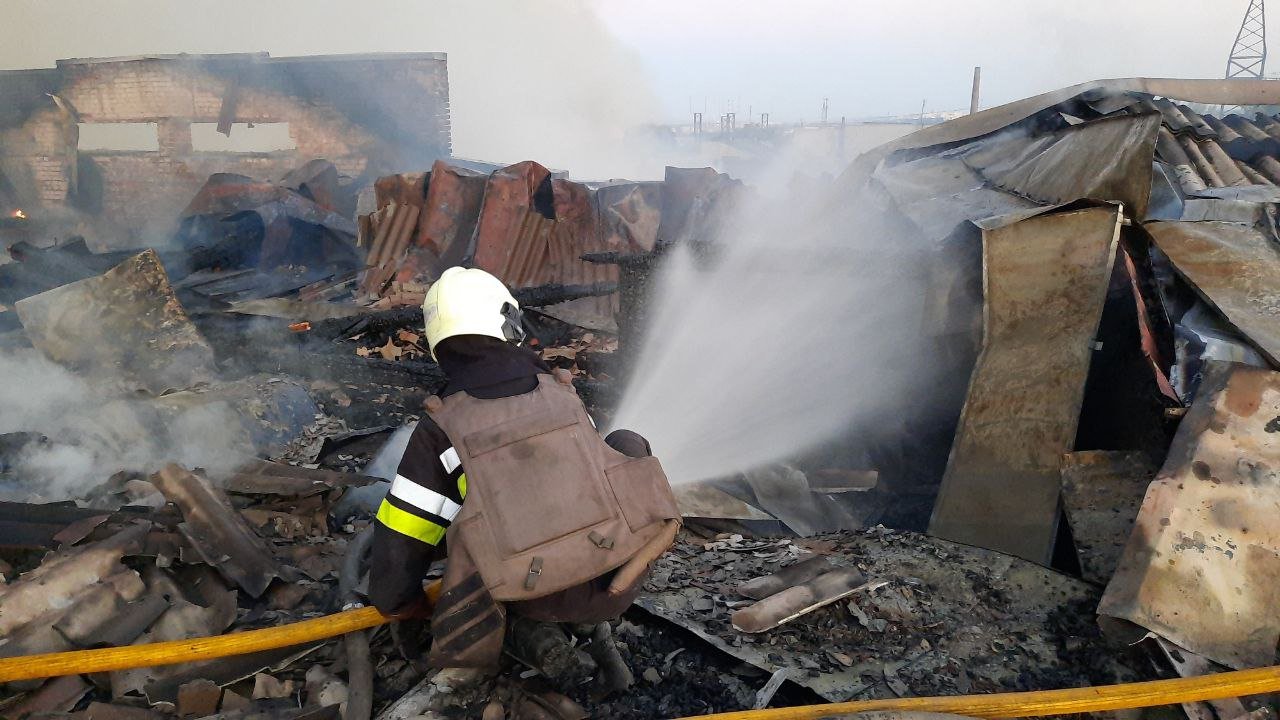 В Харькове 100 спасателей тушат пожар в учебном заведении