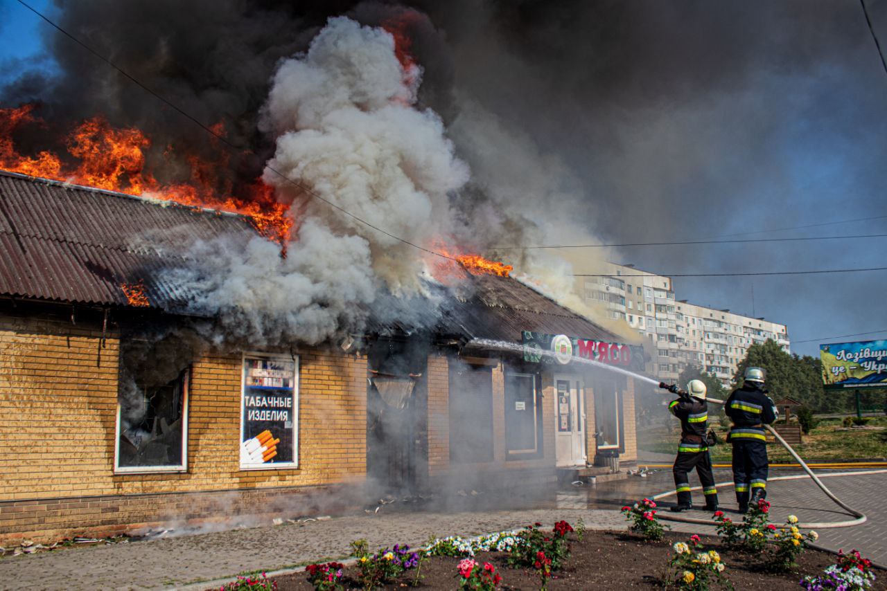 В Лозовой спасатели потушили пожар в продуктовом магазине