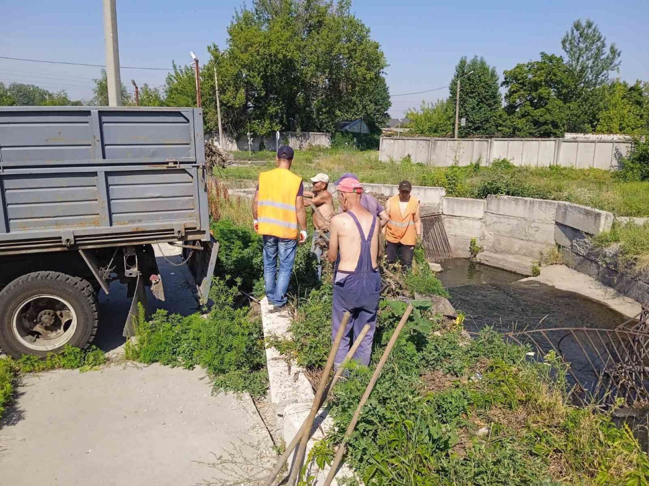 В Харькове прочистили дождеприемные колодцы и решетки 