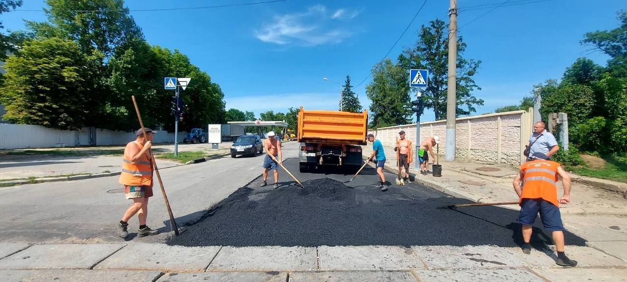 В Харькове коммунальщики ремонтируют дороги