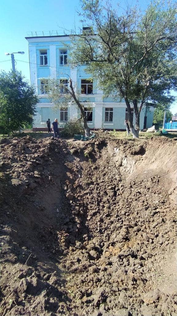 В Харькове в результате ракетного удара образовалась воронка диаметром 10 и глубиной 6 метров