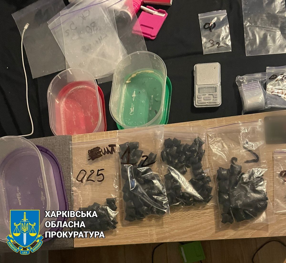 Хотел подзаработать: 20-летний днепрянин разложил "закладки" с наркотиками по всему Харькову.