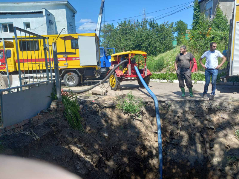 Коммунальщики ремонтируют поврежденный взрывами водопровод в Харькове