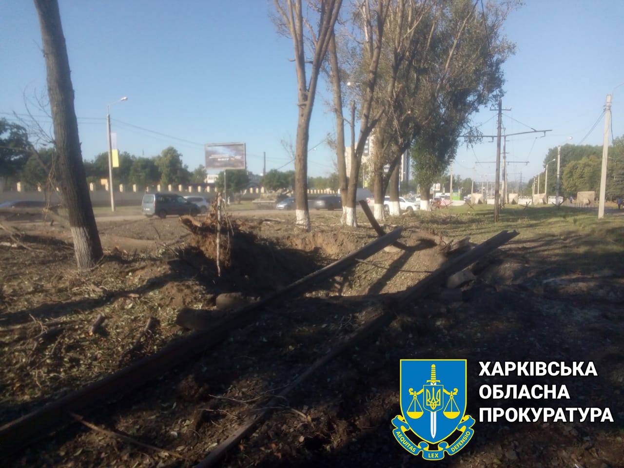 В результате ракетного удара по Харькову разрушено два учебных заведения и трамвайные рельсы