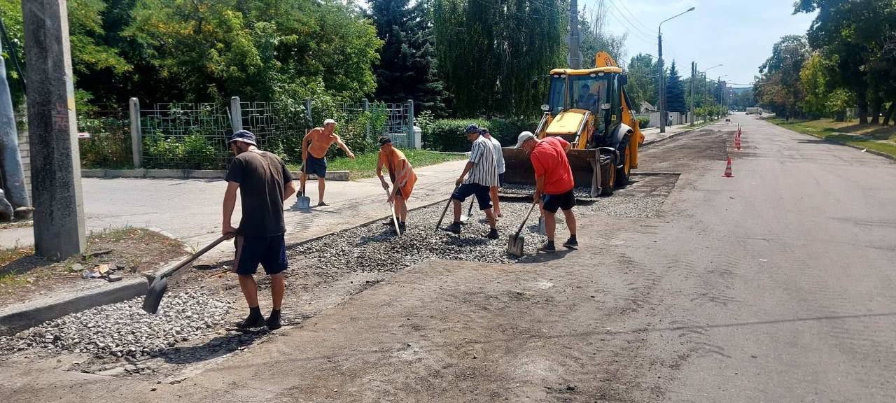 Харьковские коммунальщики ремонтируют дороги