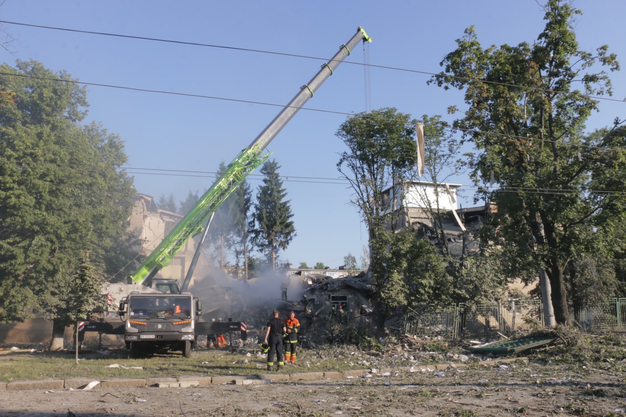 В результате ракетного удара по Харькову кроме школы повреждены пять домов и автомобиль