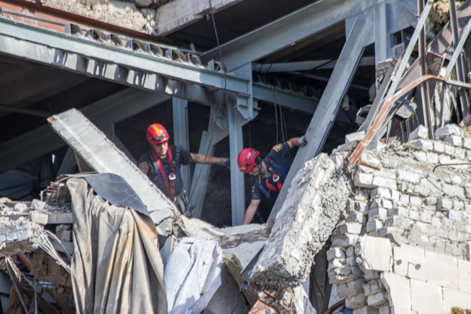 У Лозовій рятівники розбирають завали зруйнованого будинку культури