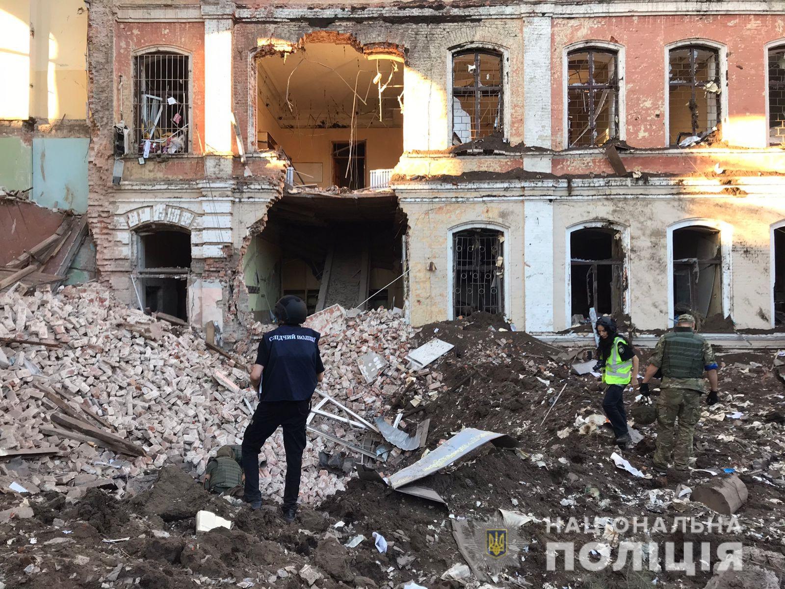 Ракетный удар по Харпькову: в настоящее время проводится разборка завалов