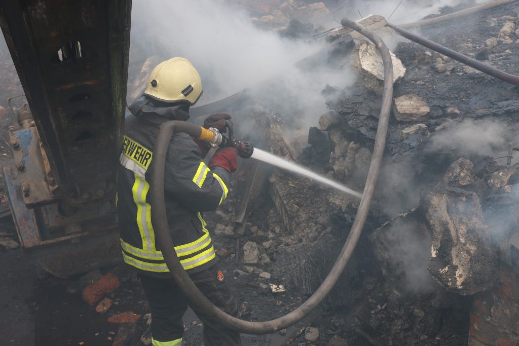 В результате ракетного удара по Харькову загорелось производственно-складское помещение