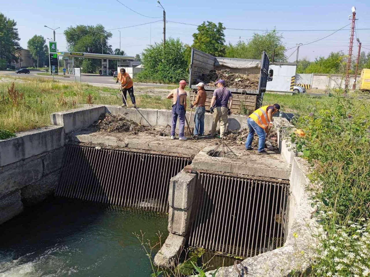 Харьковские коммунальщики приводят в порядок ливневую канализацию