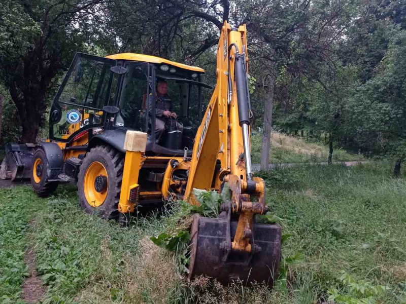 Харьковские коммунальщики продолжают ремонт поврежденного водопровода