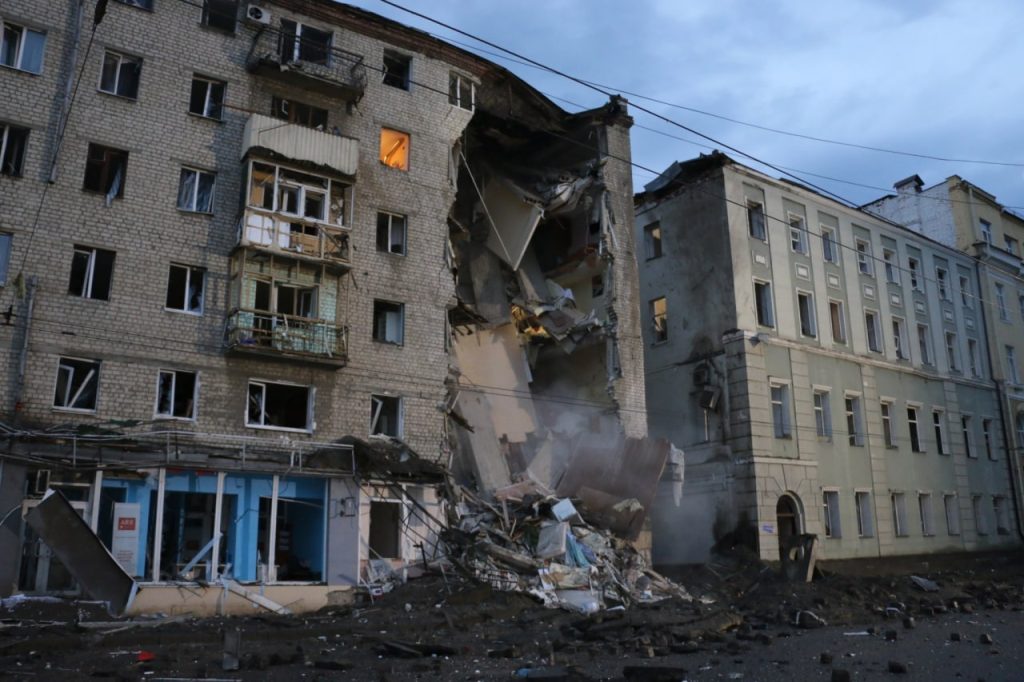 Ночные «прилеты» в Харьков: разрушены жилой дом, склад и очередная школа (фото)
