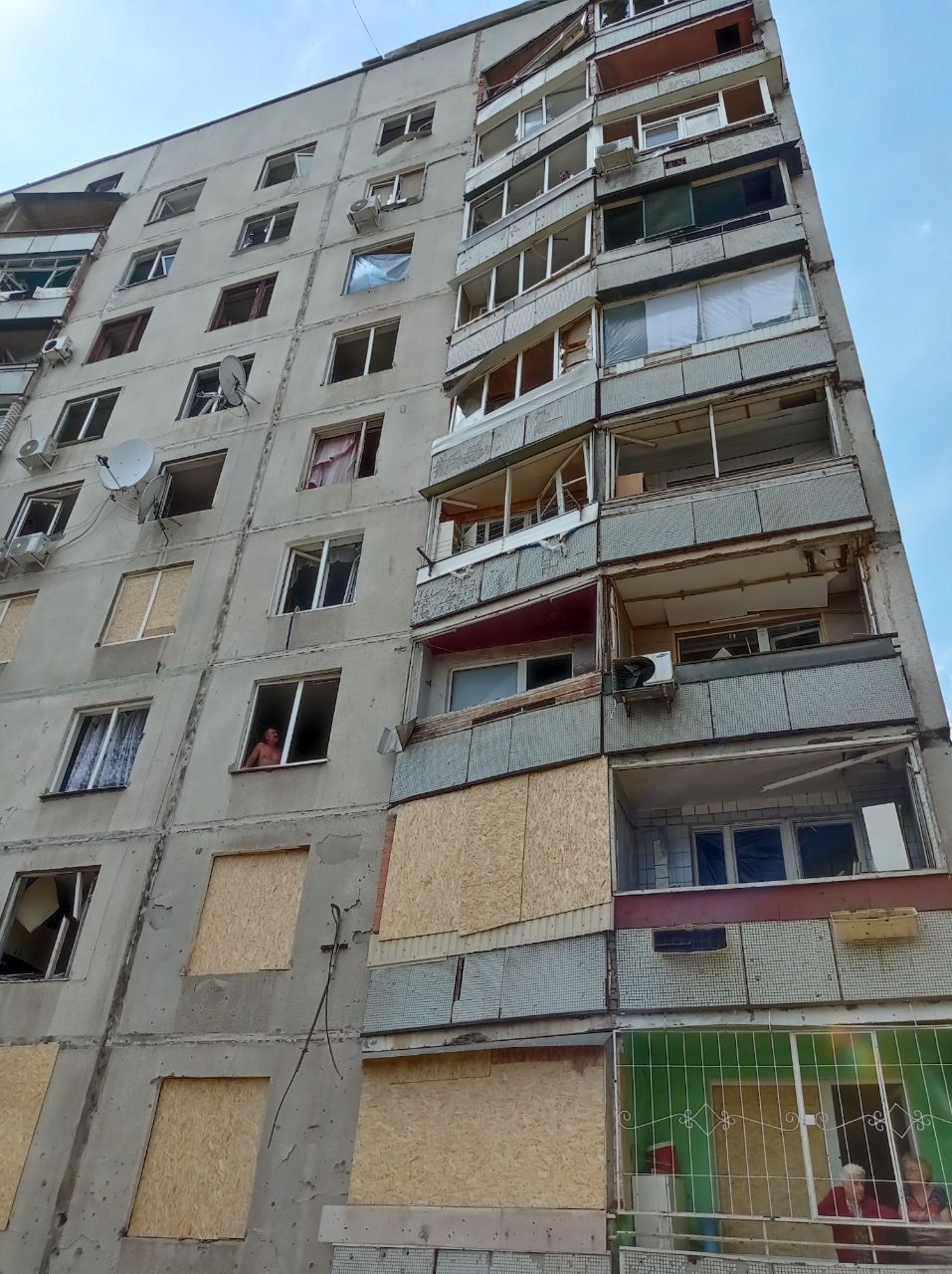 В Харькове коммунальщики ремонтируют поврежденные в результате обстрелов дома