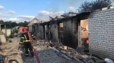 Последствия обстрелов Харьковщины: горели СТО, жилой дом, школа и поле пшеницы (фото)