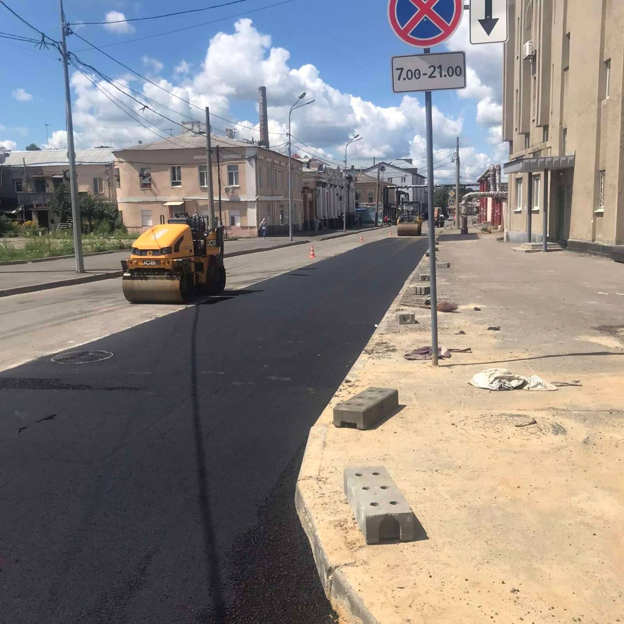 У Харкові комунальники латають дороги після ремонтних робіт на мережах (фото)
