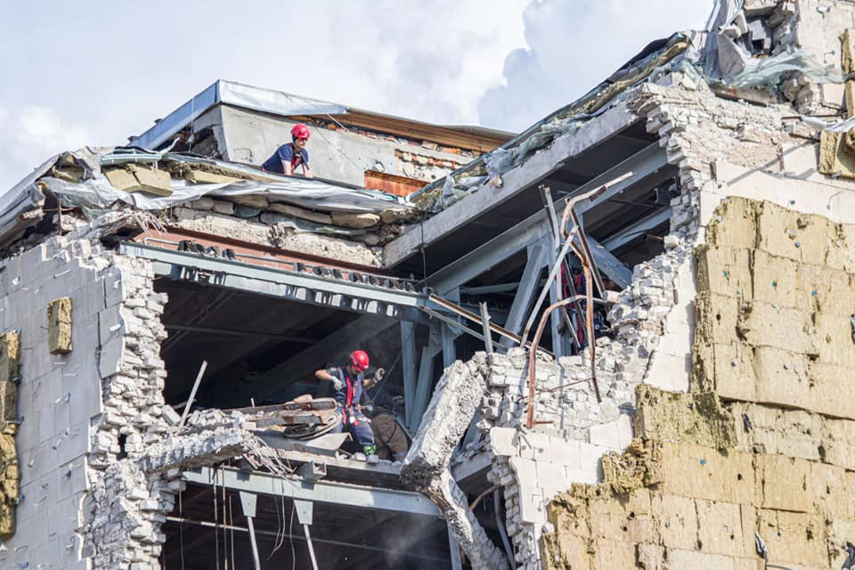 ДСНС розбирає завали в будинку культури в Лозовій