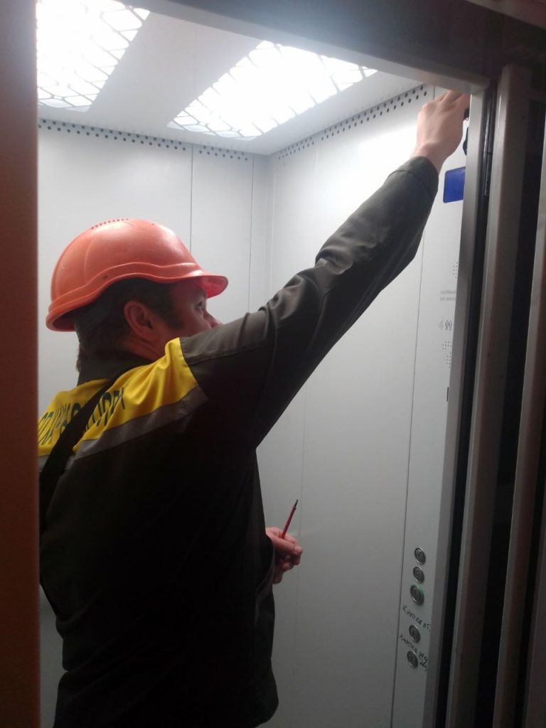 В Харькове работает более 600 лифтов, но из-за обстрелов аварии возникают ежедневно