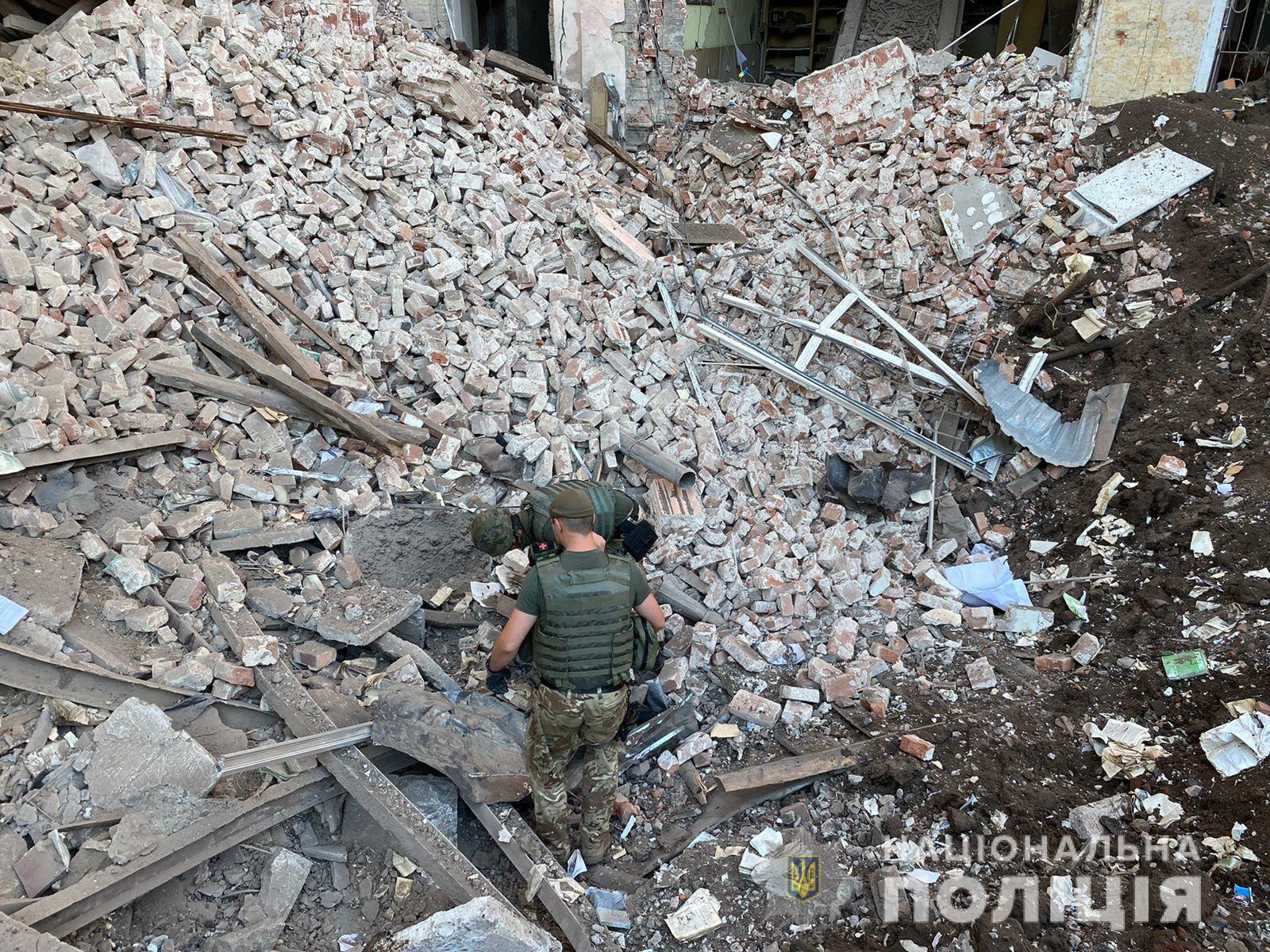 Ракетный удар по центру Харькова: во дворе одного из вузов образовалась огромная воронка
