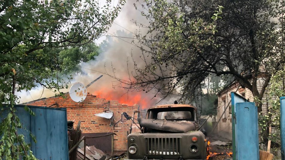 Артобстрелы Золочева: повреждены дома, горят пшеничные поля (фото)