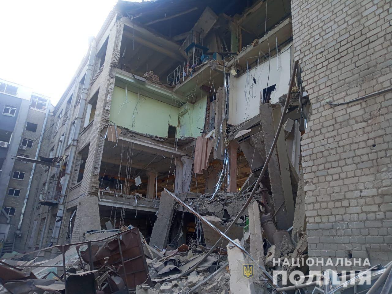 У наслідок ракетних ударів у Харкові пошкоджено приватний сектор та виробнича п'ятиповерхівка
