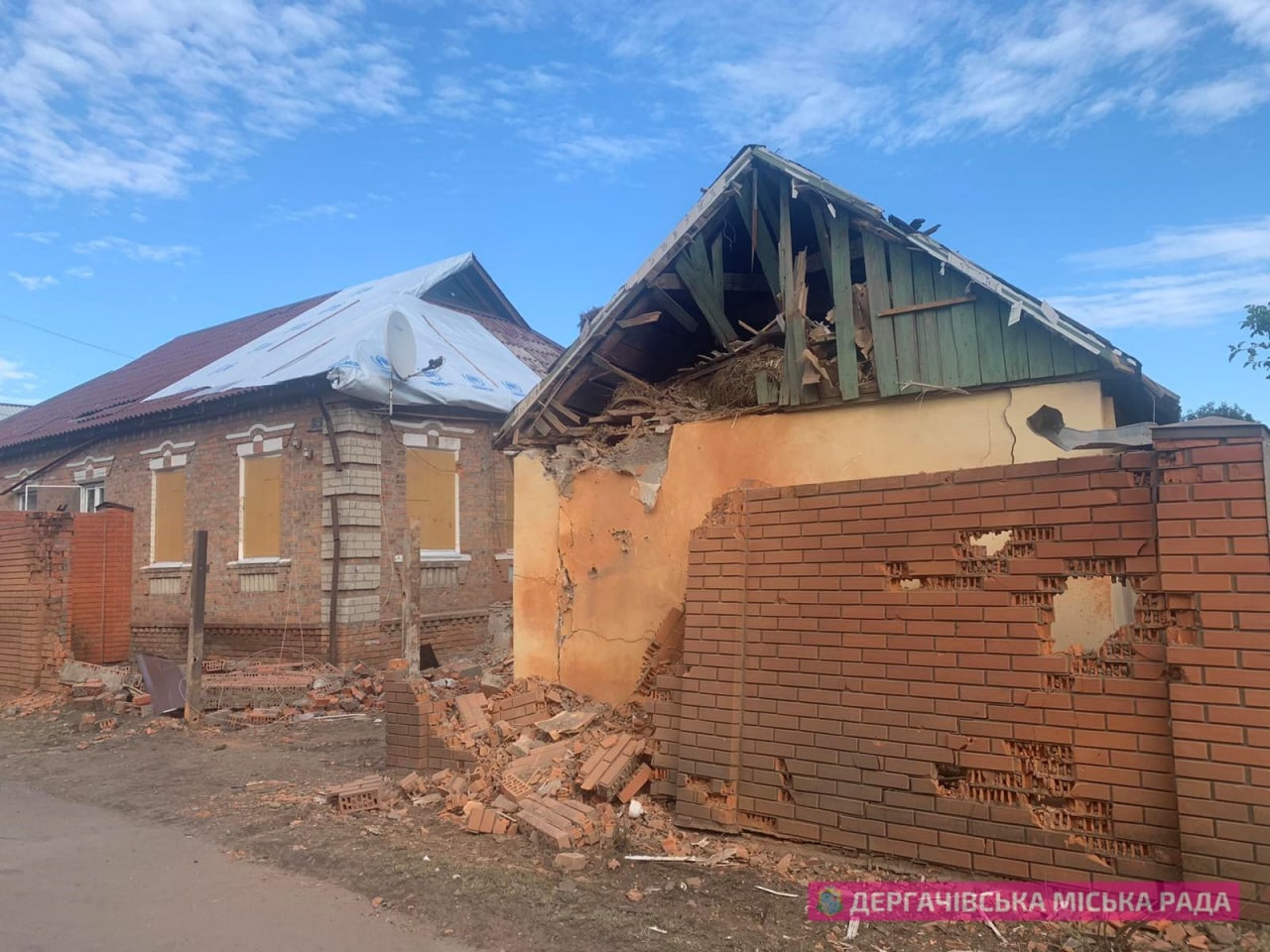 У Дергачах в результаті обстрілів окупантів зруйновані будинки мирних мешканців