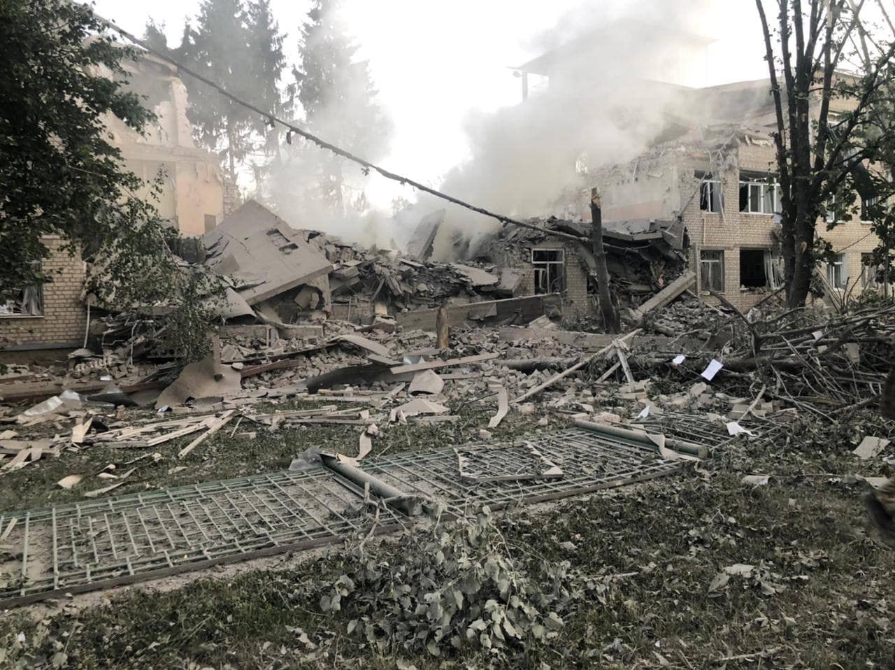 Оккупанты разрушили харьковскую школу, в 5 домах вылетели окна 