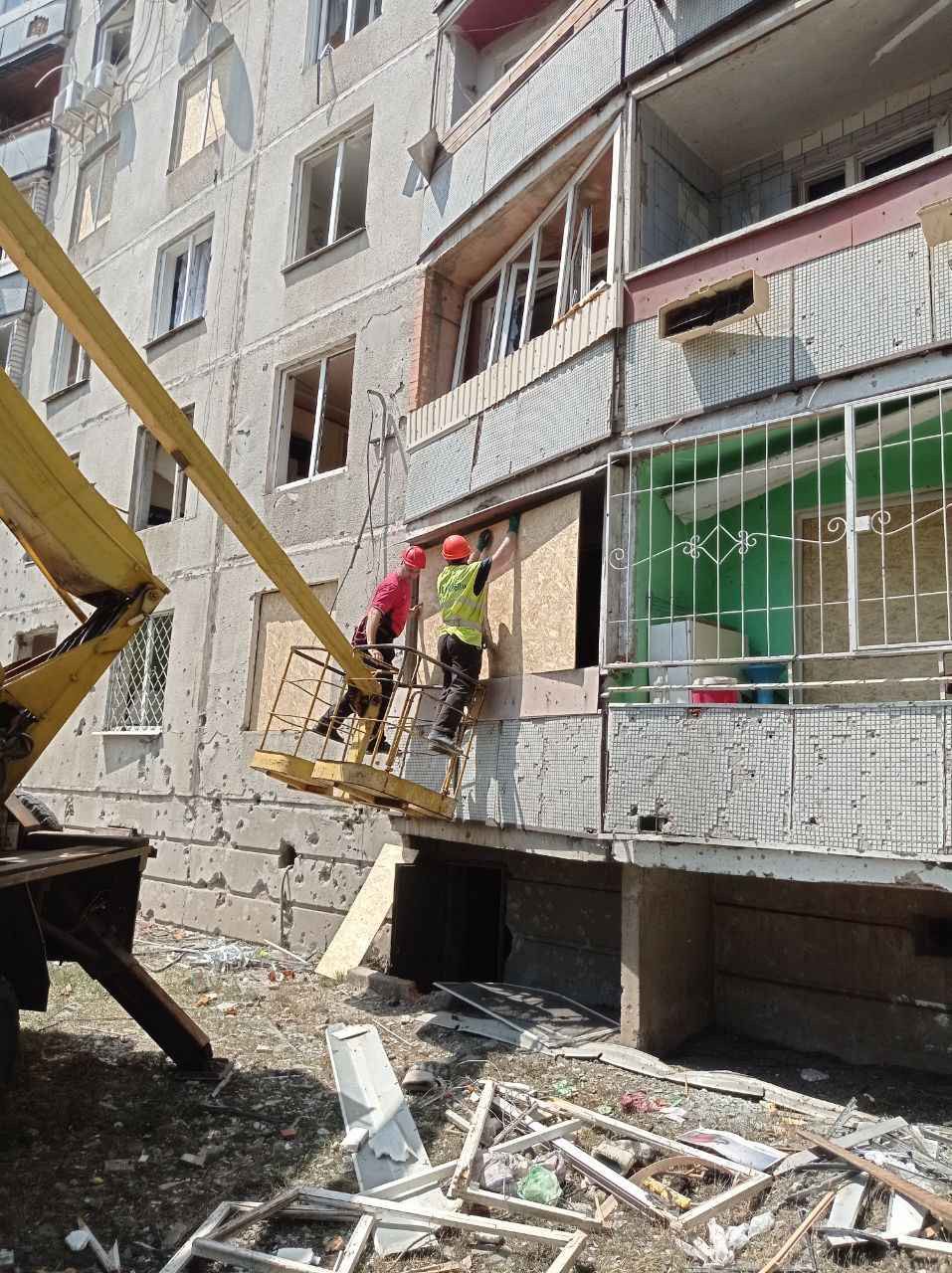 В Харькове приводят в порядок подвалы и закрывают фанерой выбитые окна (фото)