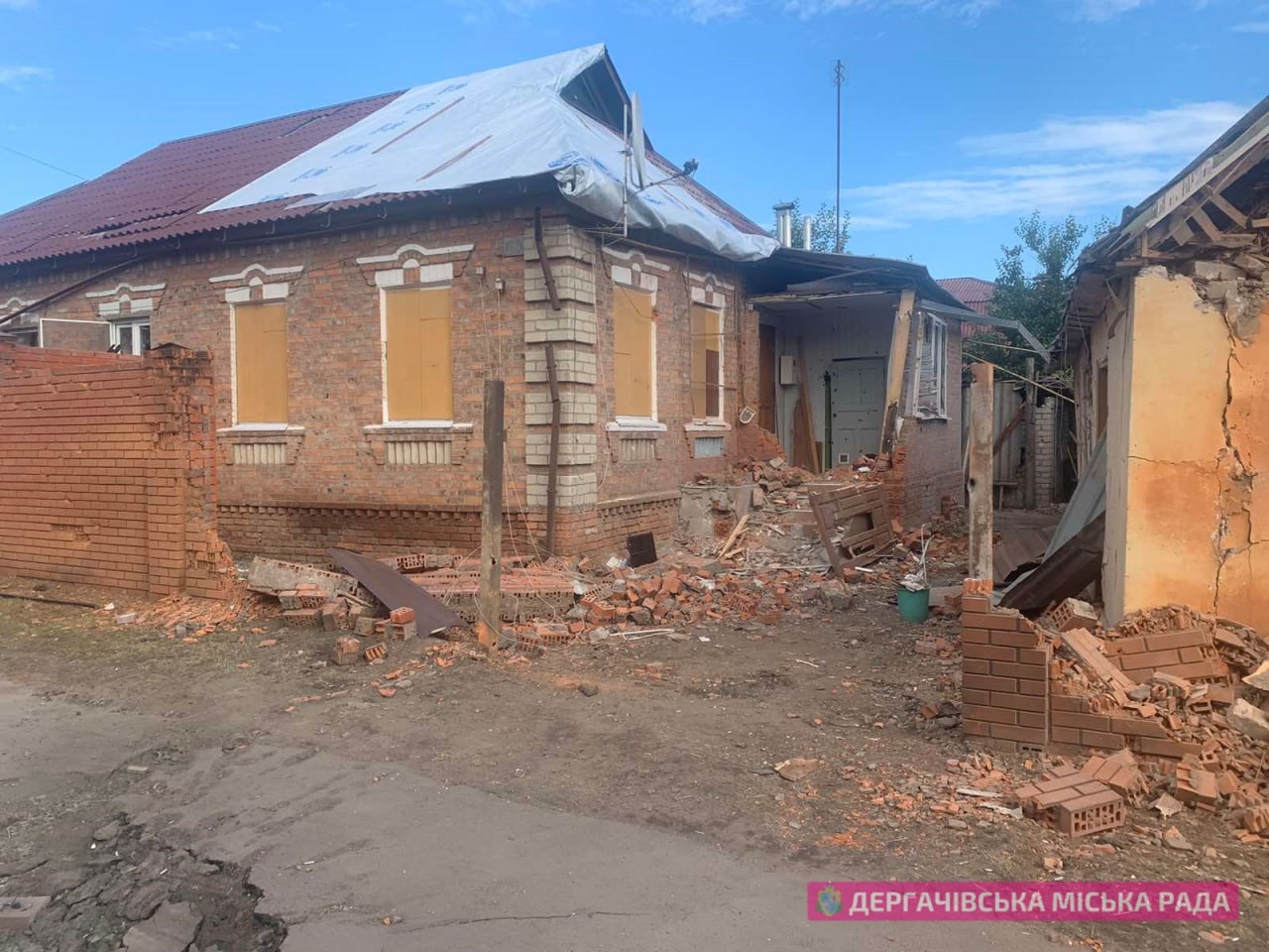 Будинки мирних мешканців дергачів зруйновані у результаті обстрілів