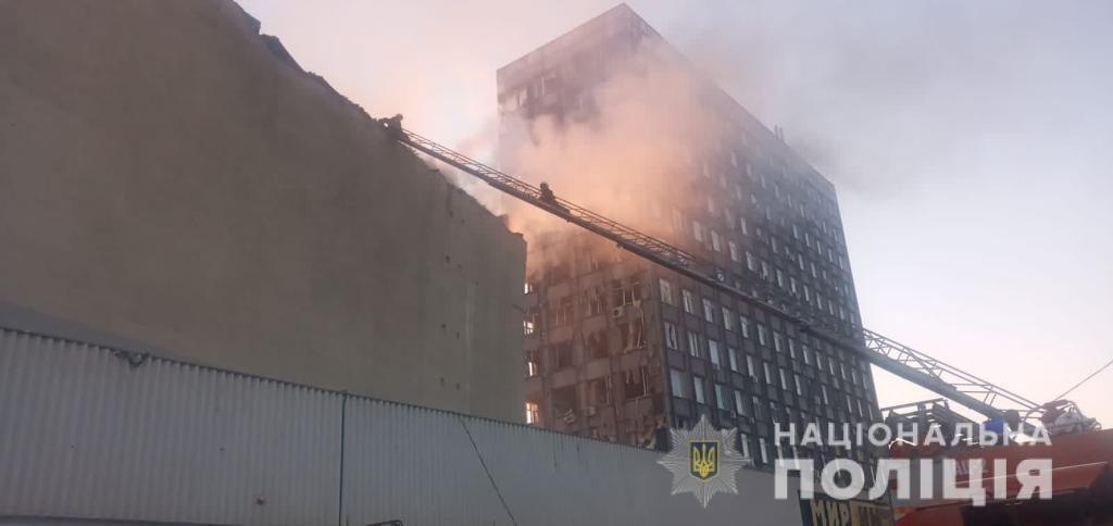 Пожар, возникший в результате "прилета" в Харьков, тушили более трех часов 