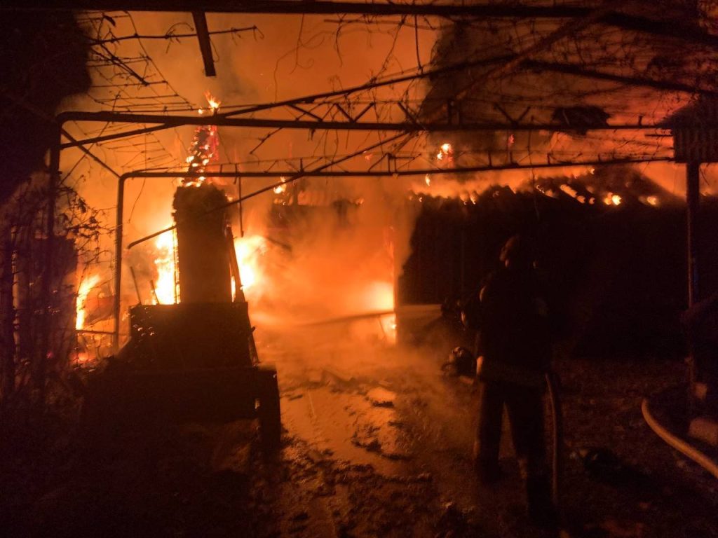 Харківські рятувальники загасили чотири пожежі, які виникли в результаті влучання російських снарядів (фото)