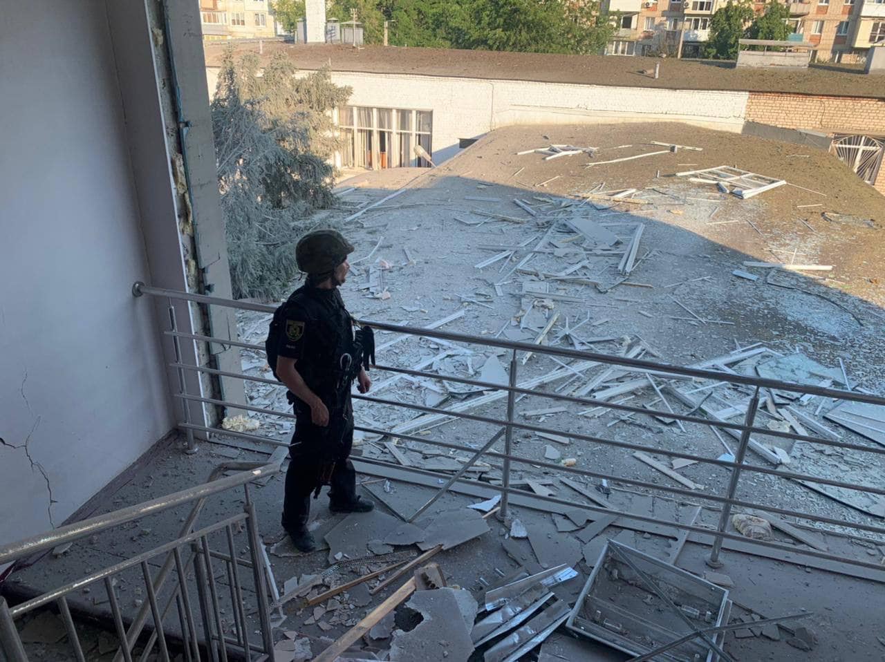 В результате утреннего обстрела Харькова разрушена школа, частично повреждены 5 жилых домов и автомобиль