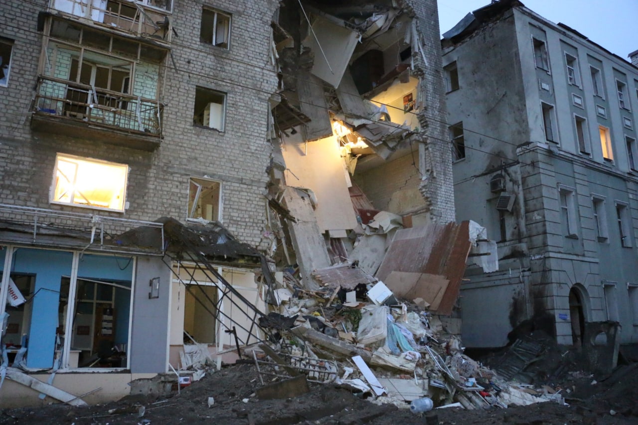 Ракетными ударами враги разрушили жилой дом в центре Харькова и школу
