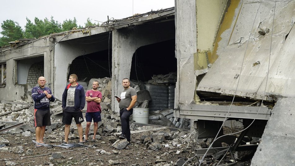 В Основянском районе Харькова российская ракета разрушила здание бывшей мебельной фабрики