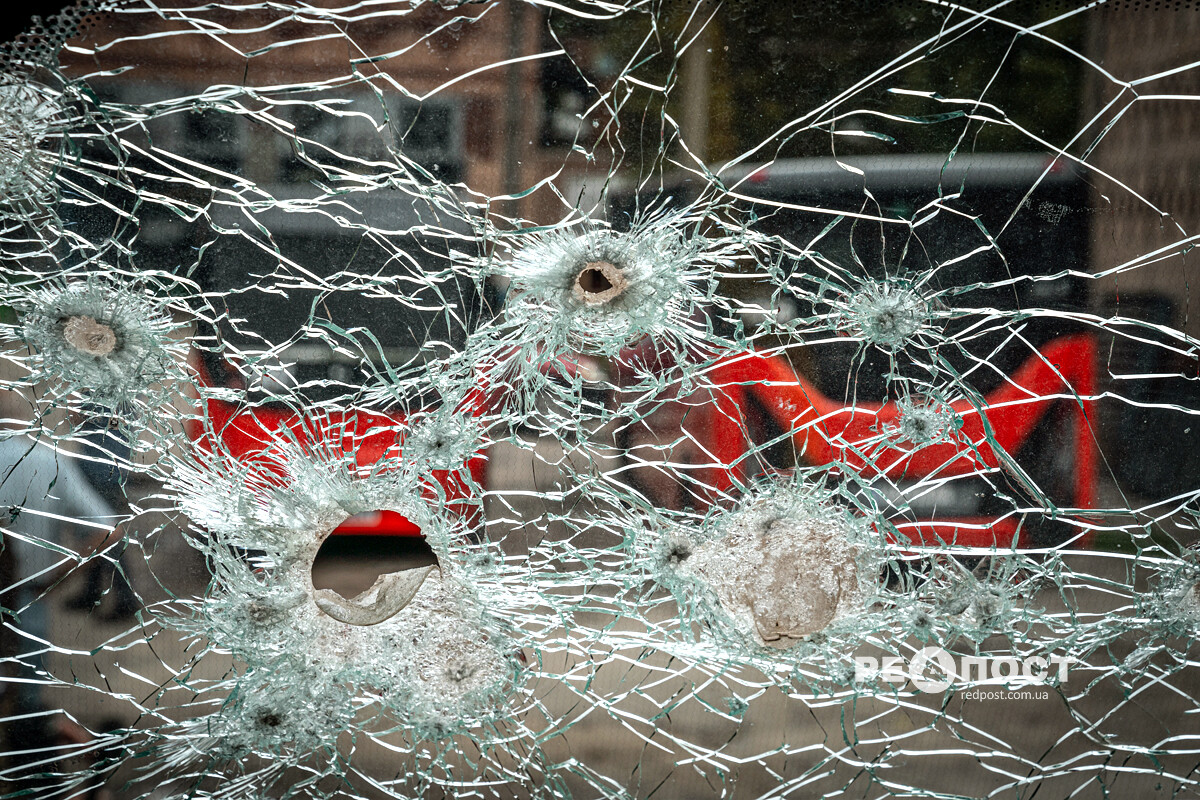 Окупанти знищили в Харкові 30 автобусів і пошкодили десятки тролейбусів (фото)