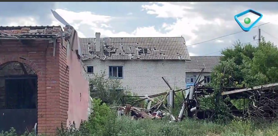 «Ми будували цю школу, будинки, газ… Нічого немає» — як живе село в 10 км від фронту на Харківщині (відео)