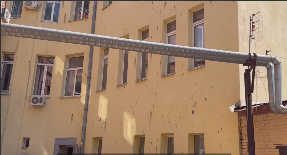 Разрушенное ночным российским обстрелом здание в Новобаварском районе Харькова могут восстановить (видео)